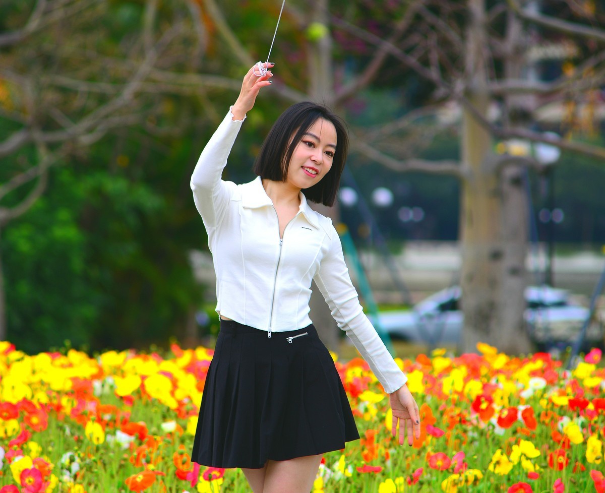 庆祝3.8妇女节，来一组花海人像。