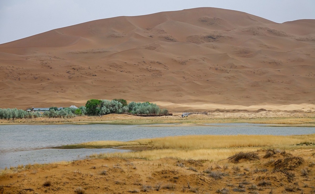 穿越腾格里沙漠