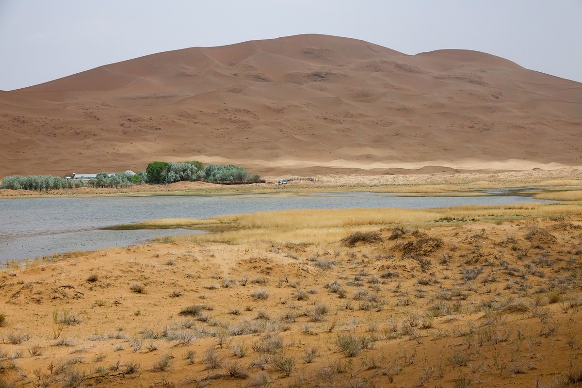 穿越腾格里沙漠