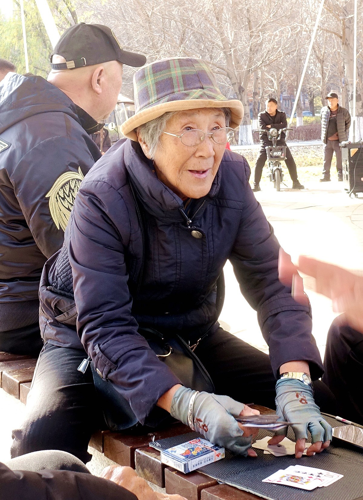 公园休闲的老太太