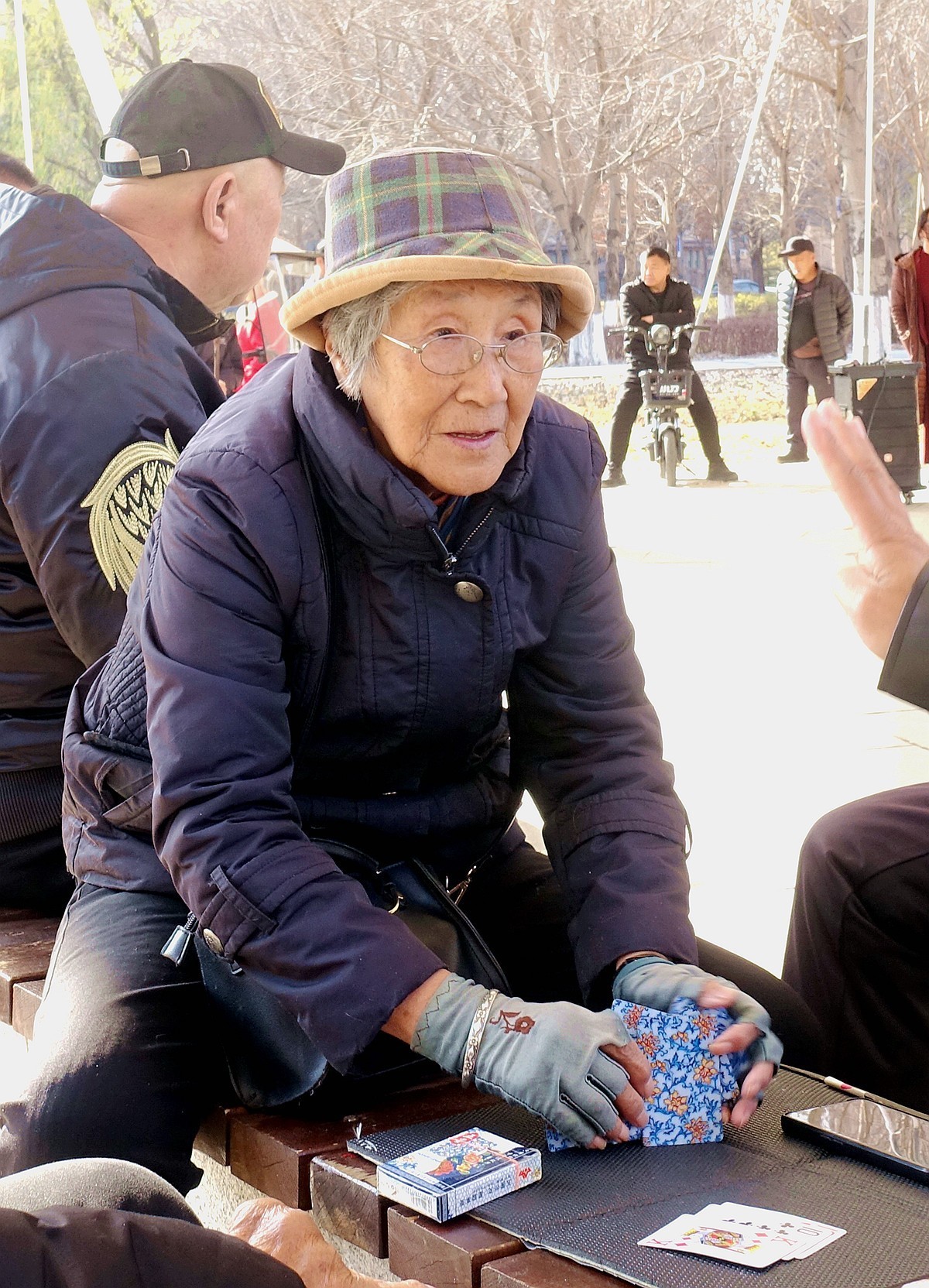 公园休闲的老太太