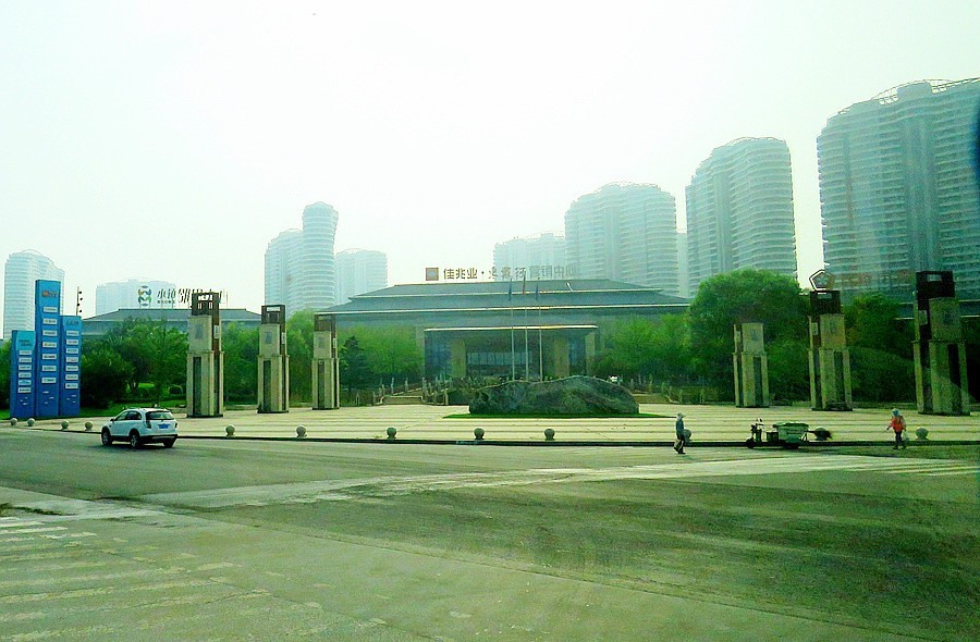 047【不老松：东戴河游纪】去金沙滩海滨路景！ (1)