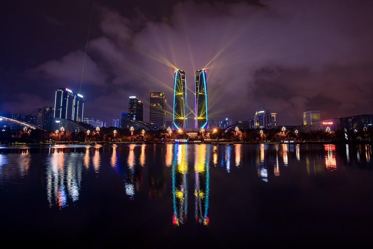 成都天府国际金融中心双子塔灯光秀夜景