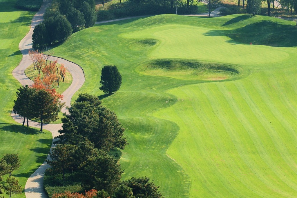 远眺高尔夫球场