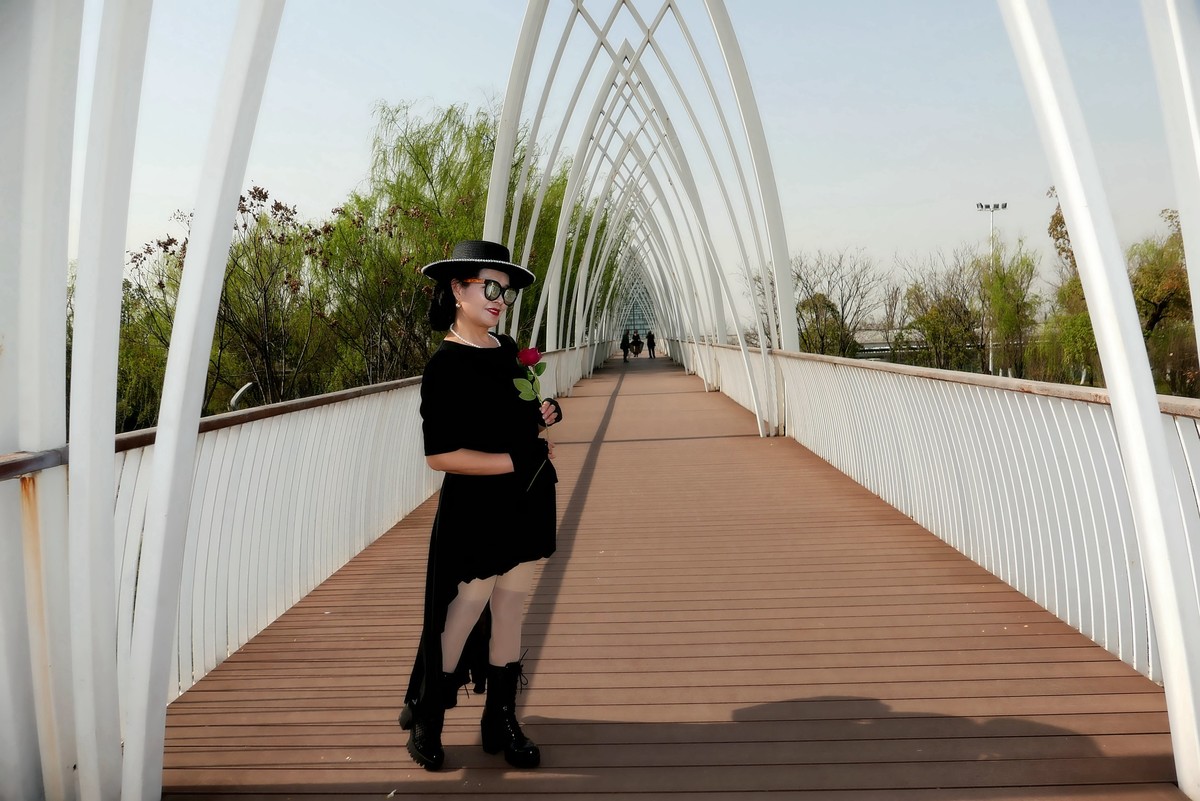 环境人像---武昌江滩的美女！