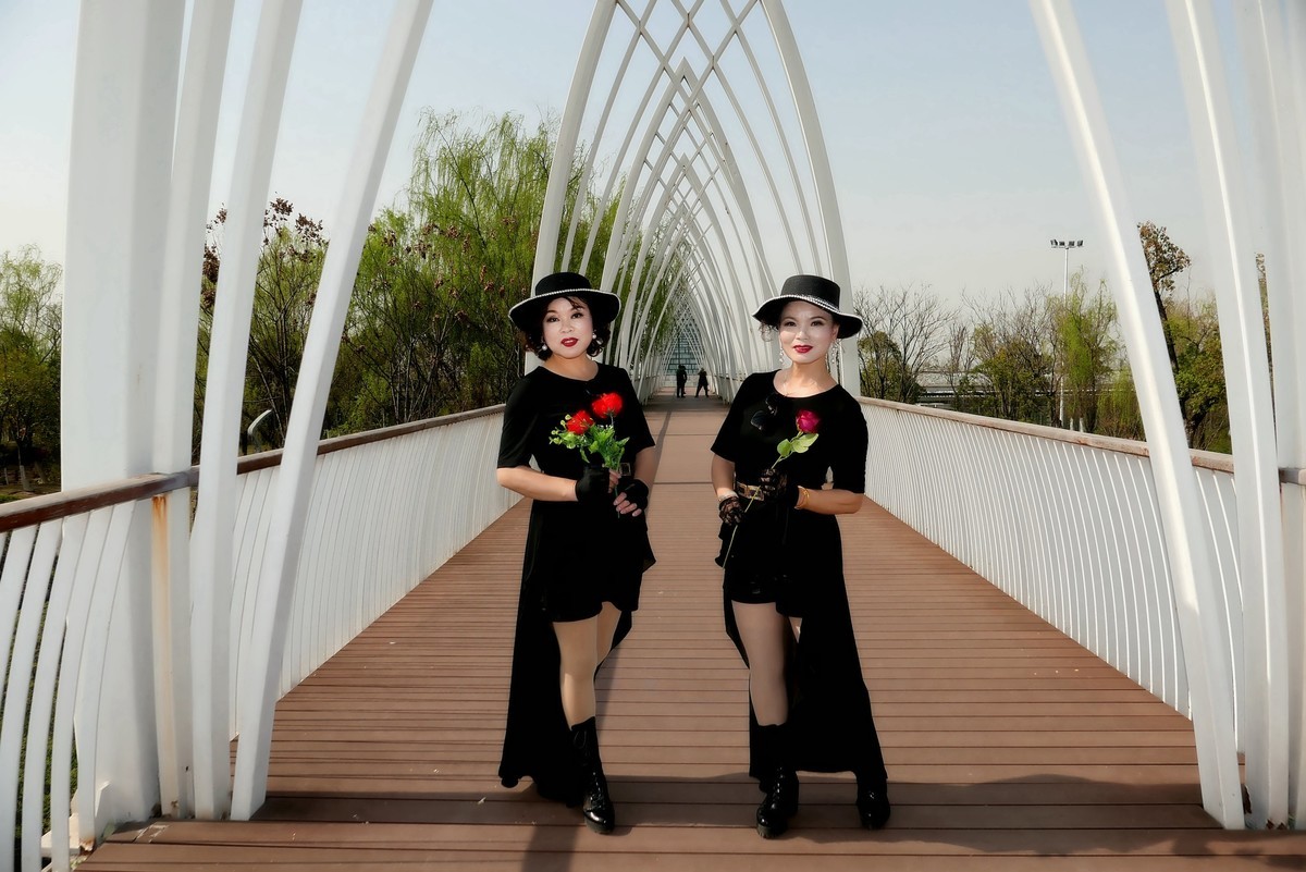 环境人像---武昌江滩的美女！