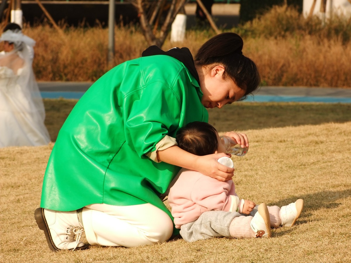 公园大人溜娃照