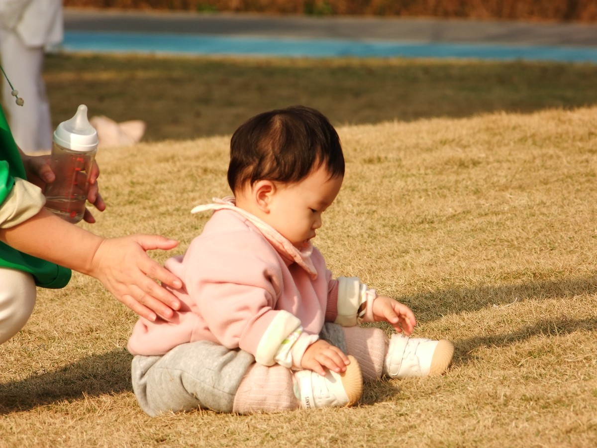 公园大人溜娃照