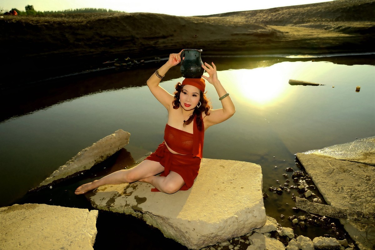 环境人像---夕阳下水塘边的惠萍美女！