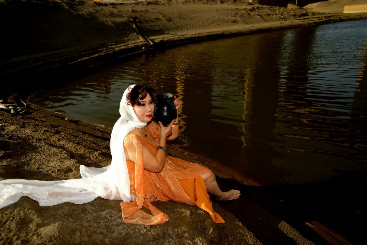 环境人像---夕阳下水塘边的惠萍美女！