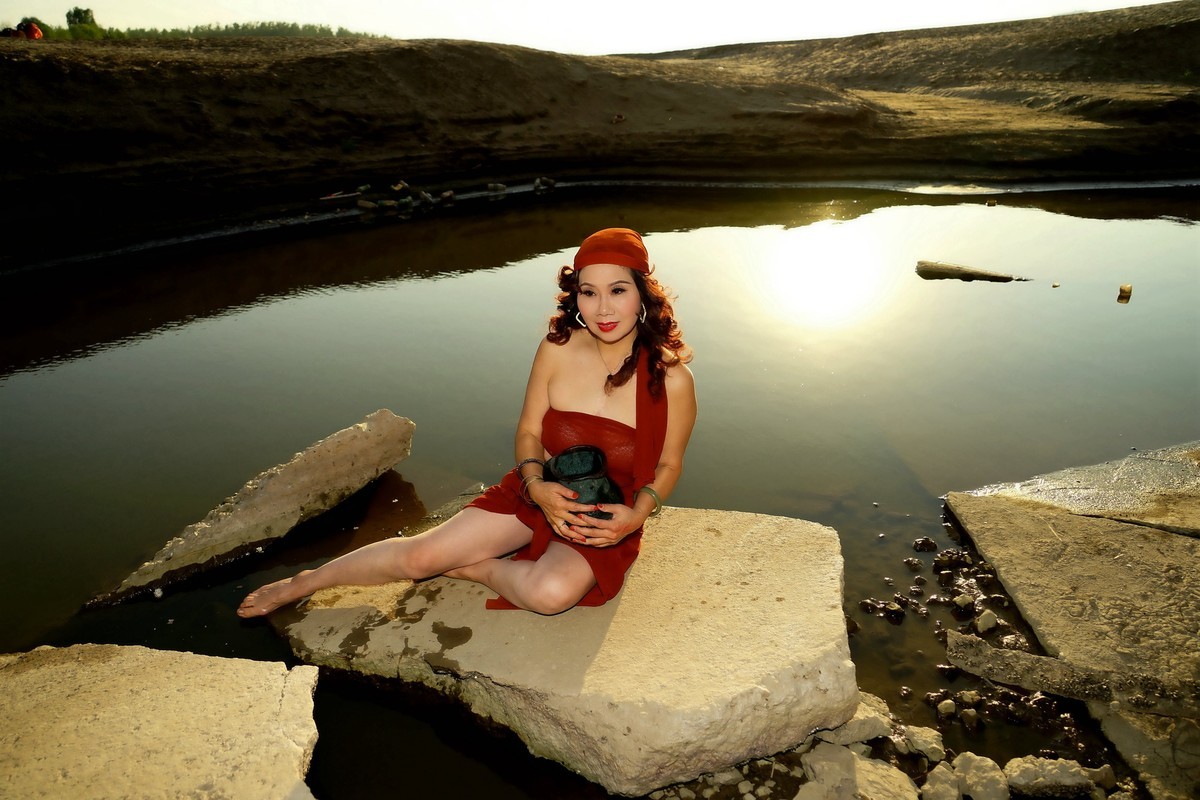 环境人像---夕阳下水塘边的惠萍美女！