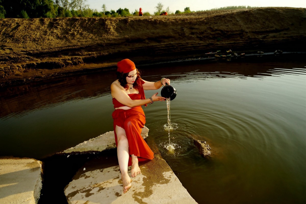 环境人像---夕阳下水塘边的惠萍美女！
