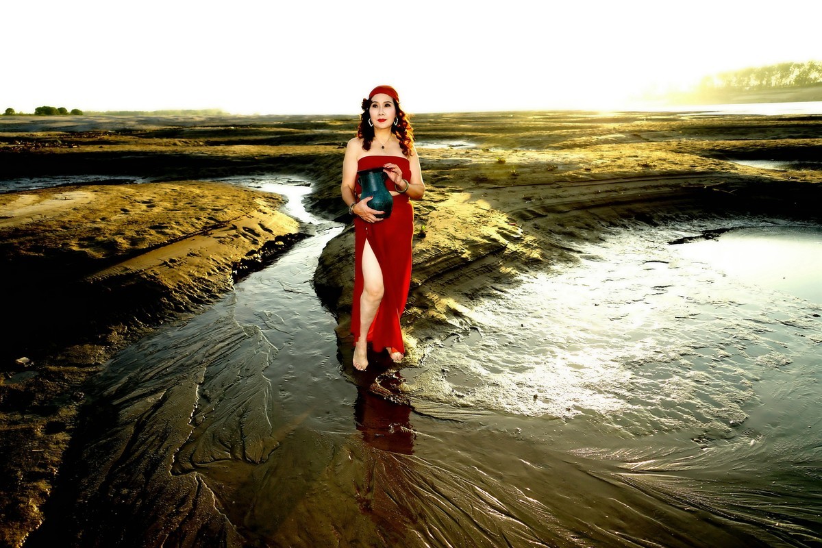 环境人像---夕阳下水塘边的惠萍美女！