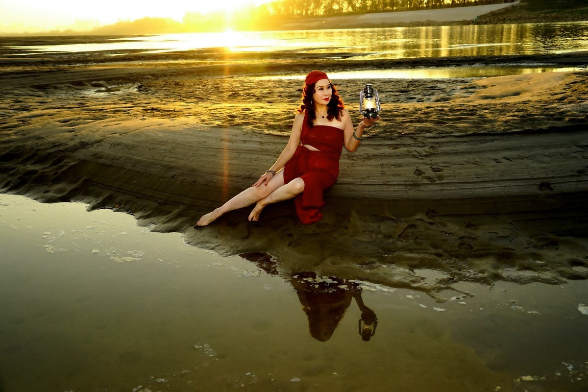 环境人像---夕阳下水塘边的惠萍美女！
