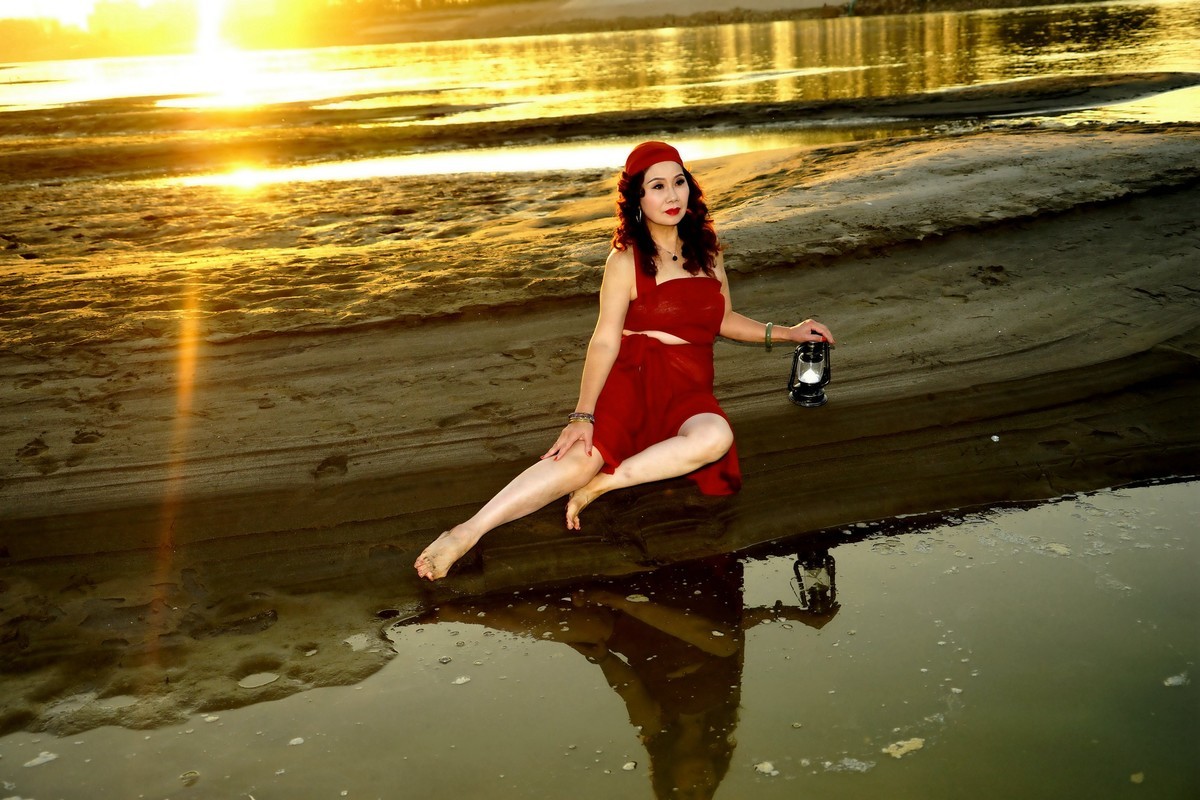 环境人像---夕阳下水塘边的惠萍美女！