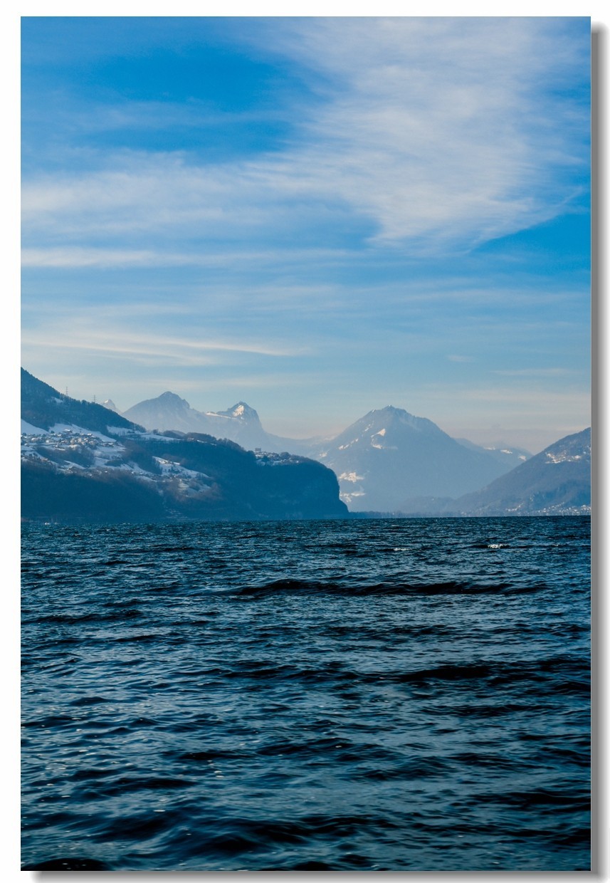 携“瑞士山水--甲天下”，祝老朋友节日快乐！！！