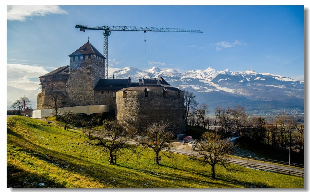 携“瑞士山水--甲天下”，祝老朋友节日快乐！！！
