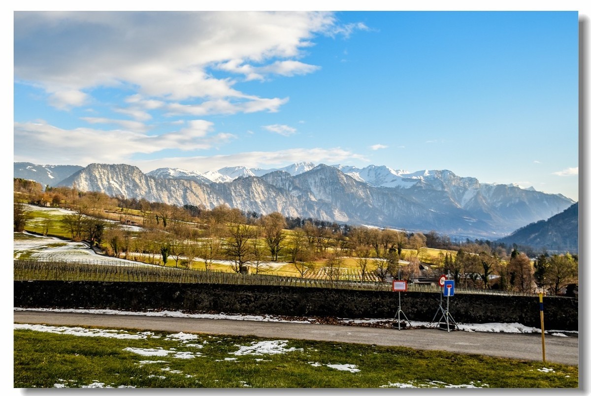 携“瑞士山水--甲天下”，祝老朋友节日快乐！！！