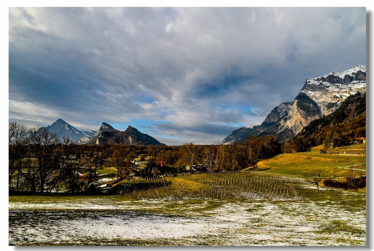 携“瑞士山水--甲天下”，祝老朋友节日快乐！！！