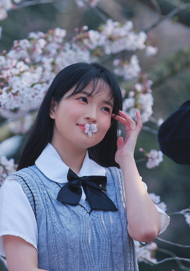 请假出个热闹帖《樱花节中忙活的美女们》唉！今年事多，又要出去趟过几天再回来！