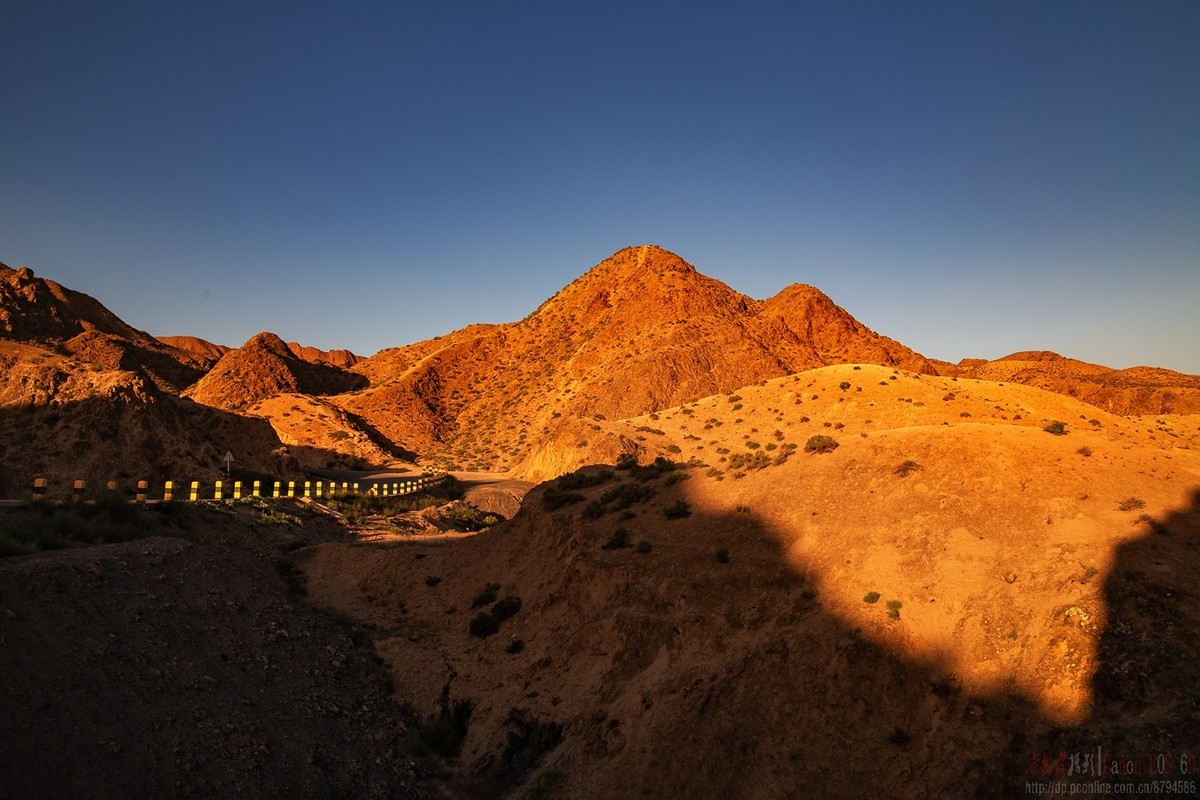 网红打卡地：宁夏66号公路山色