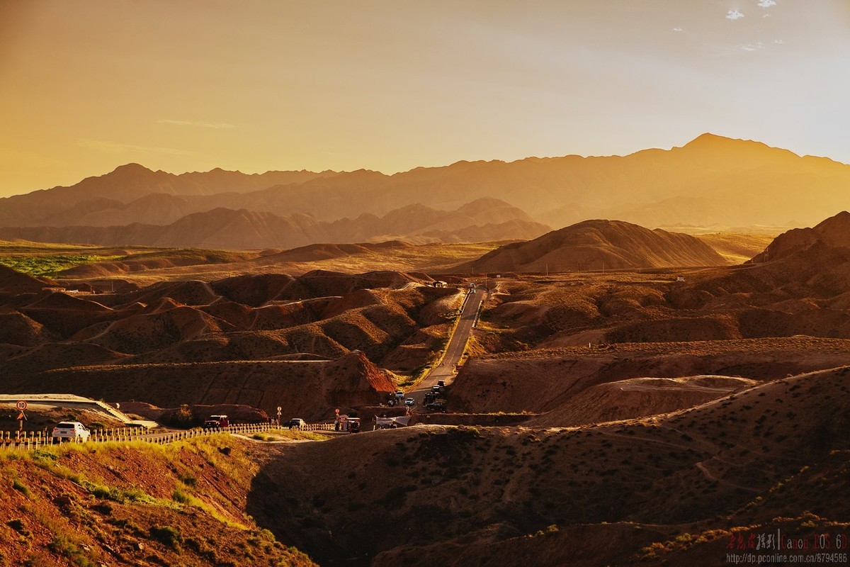 网红打卡地：宁夏66号公路山色