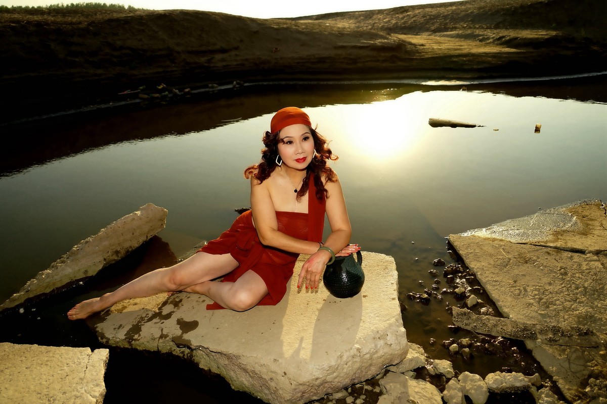 环境人像---夕阳下水塘边的惠萍美女！