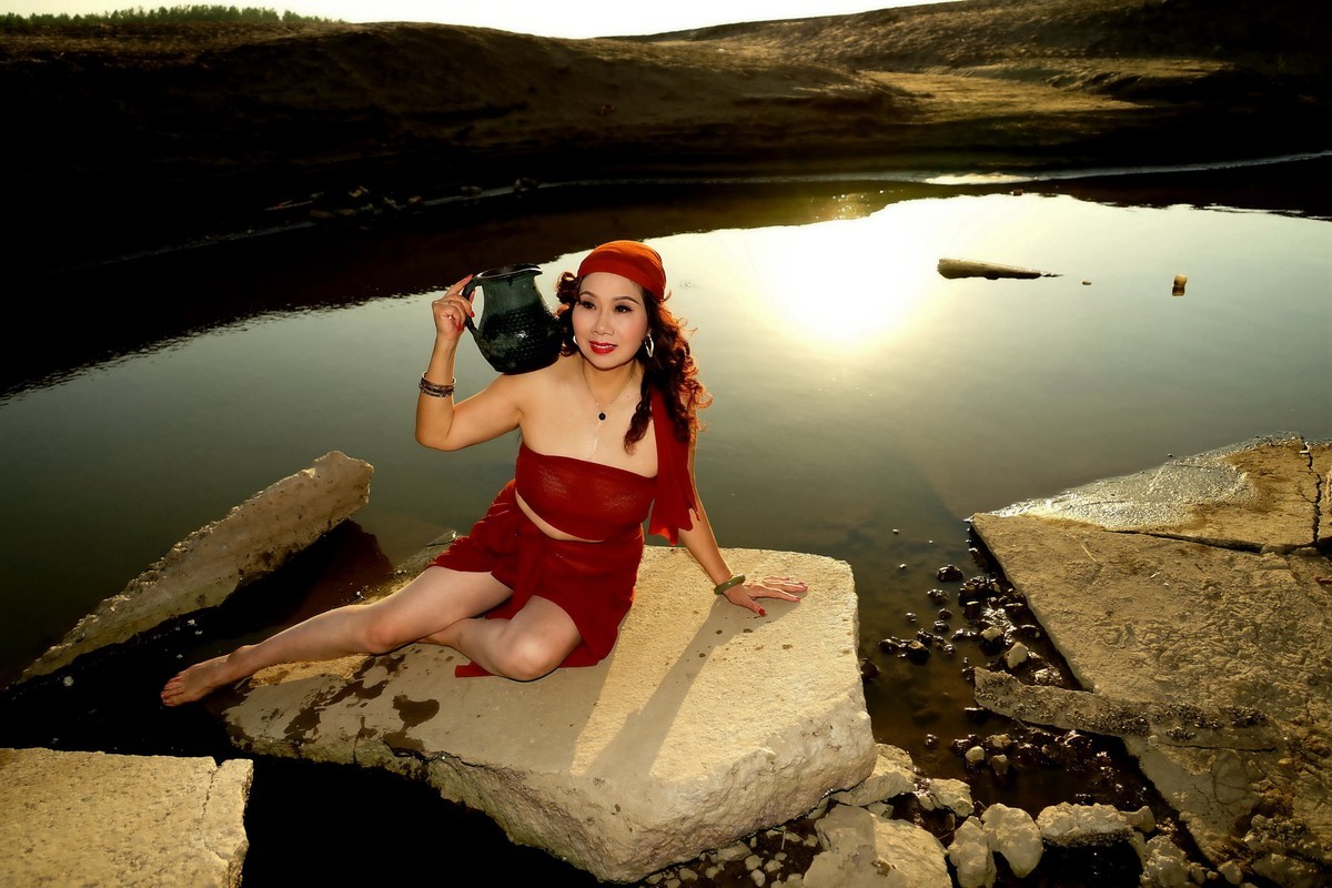 环境人像---夕阳下水塘边的惠萍美女！