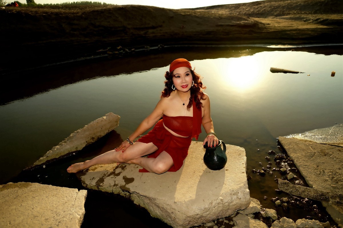 环境人像---夕阳下水塘边的惠萍美女！