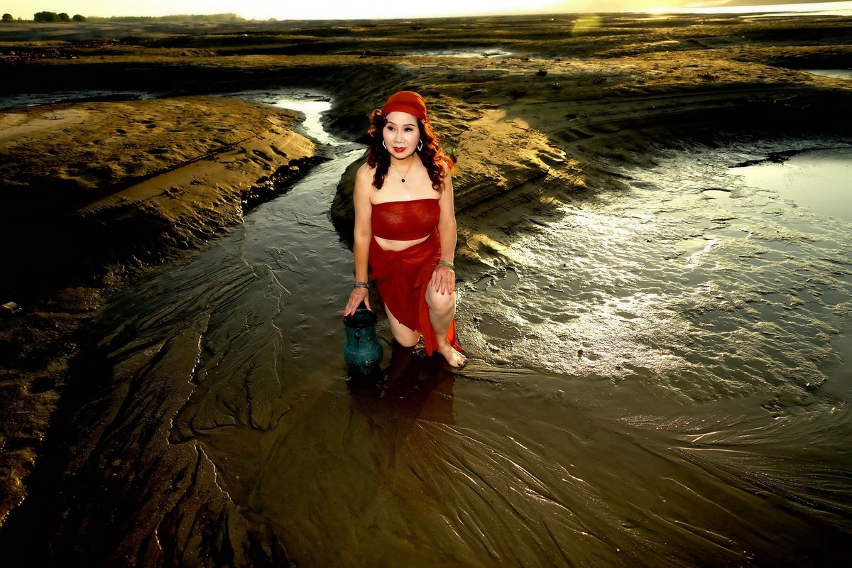 环境人像---夕阳下水塘边的惠萍美女！