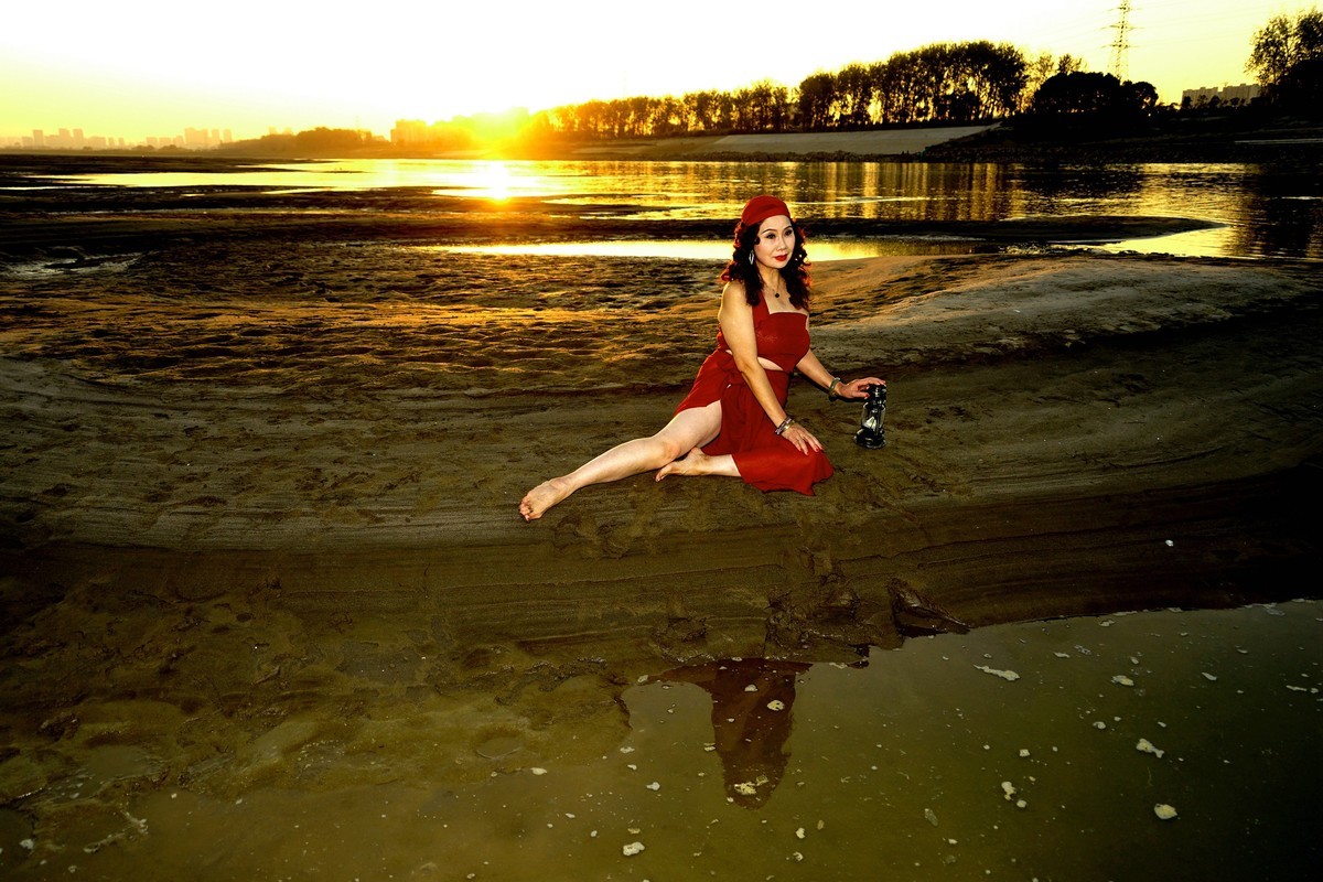 环境人像---夕阳下水塘边的惠萍美女！