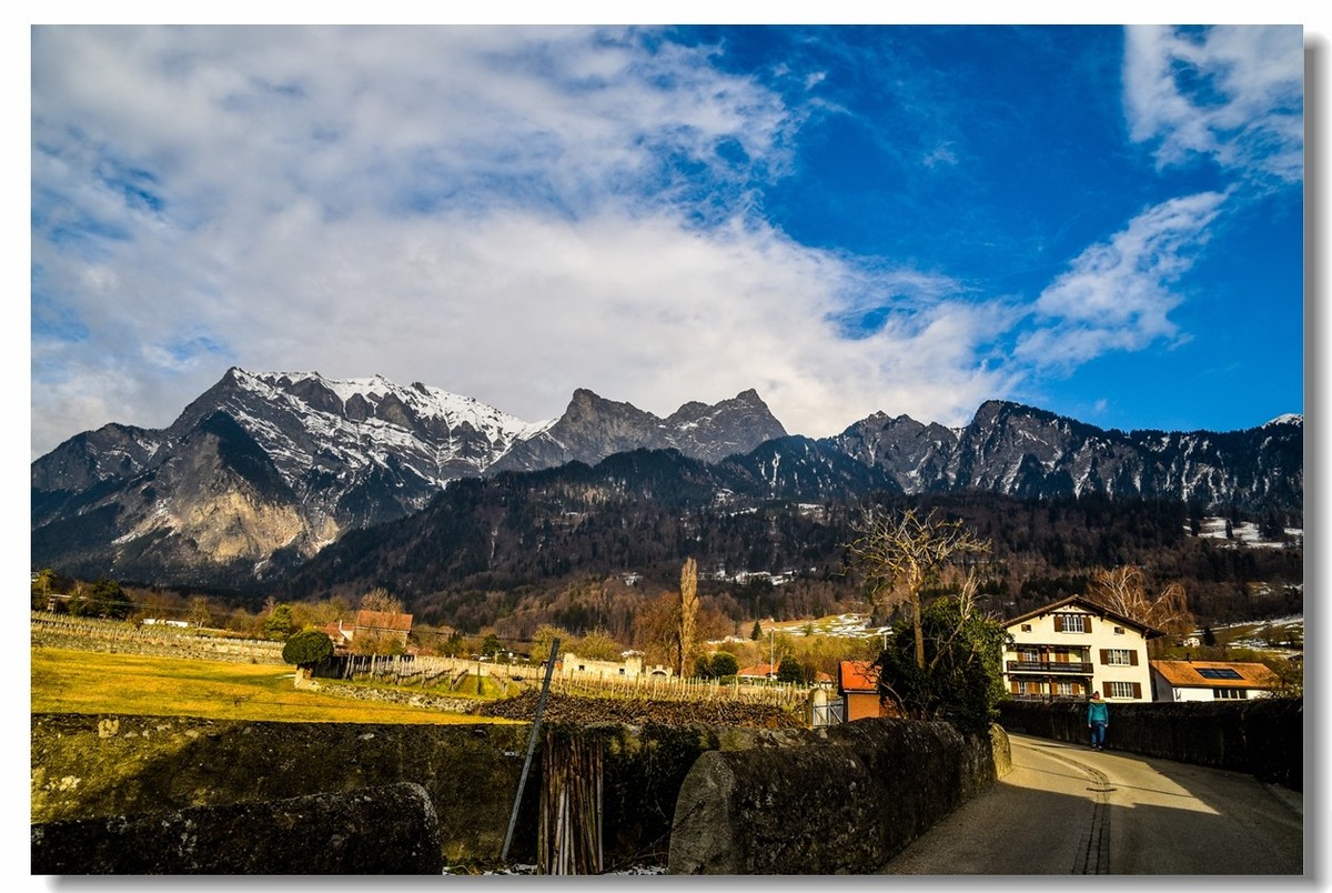 携“瑞士山水--甲天下”，祝老朋友节日快乐！！！