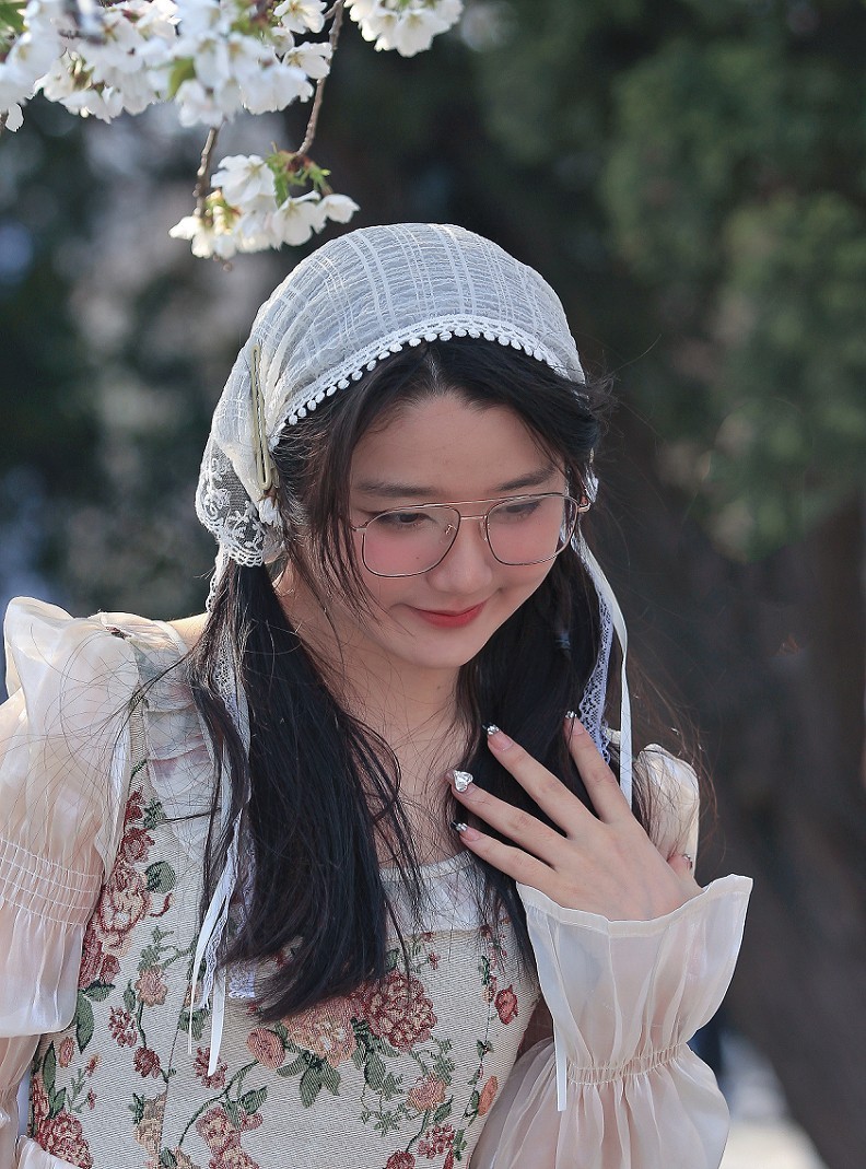 请假出个热闹帖《樱花节中忙活的美女们》唉！今年事多，又要出去趟过几天再回来！