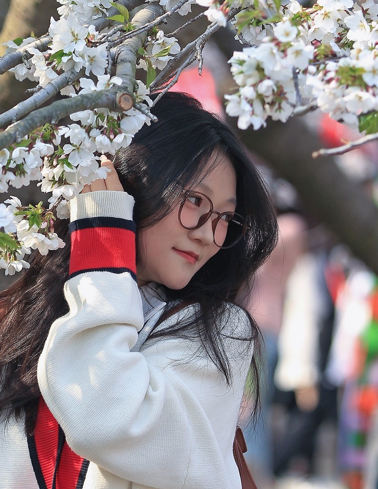 请假出个热闹帖《樱花节中忙活的美女们》唉！今年事多，又要出去趟过几天再回来！