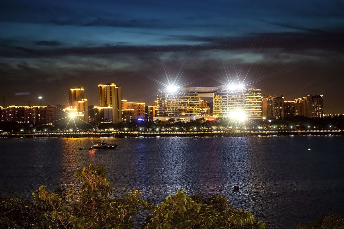 五缘湾国际游艇汇里拍摄窗外夜景（遮光罩功效）