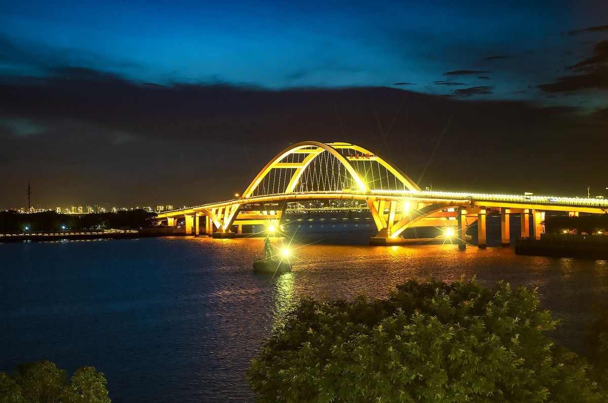 五缘湾国际游艇汇里拍摄窗外夜景（遮光罩功效）