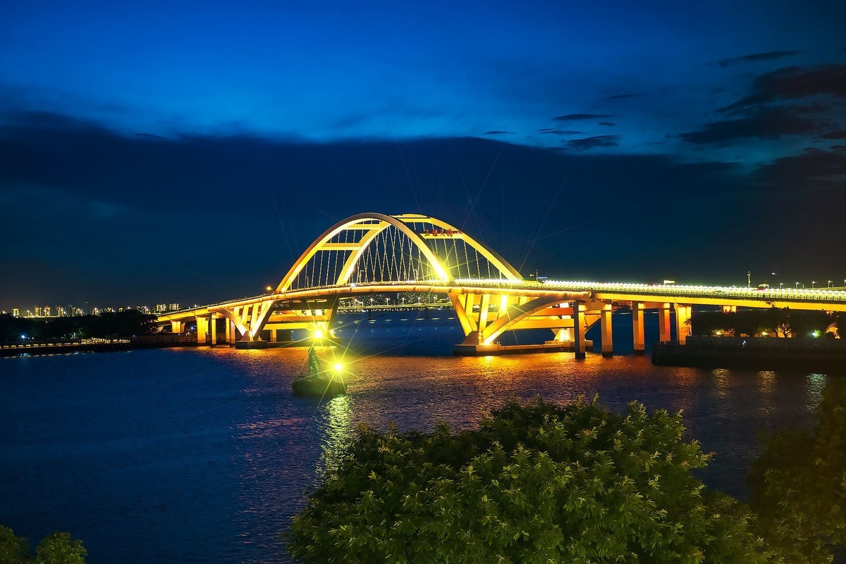 五缘湾国际游艇汇里拍摄窗外夜景（遮光罩功效）