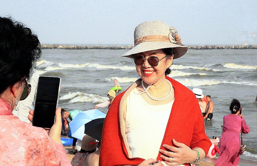 《不老松：纪实摄影》【大美河山系列报導】三游东戴河！ (82)杨家浴场丽人海滨留影！