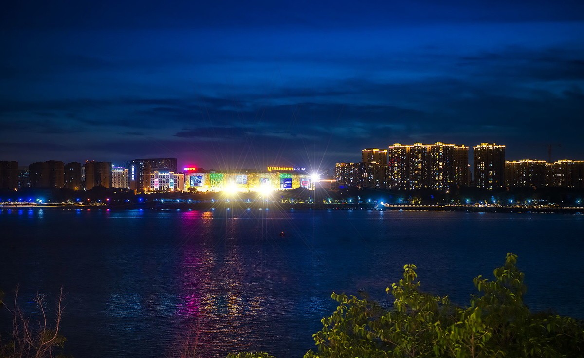 五缘湾国际游艇汇里拍摄窗外夜景（遮光罩功效）