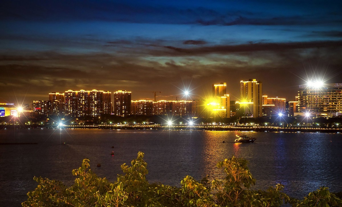 五缘湾国际游艇汇里拍摄窗外夜景（遮光罩功效）