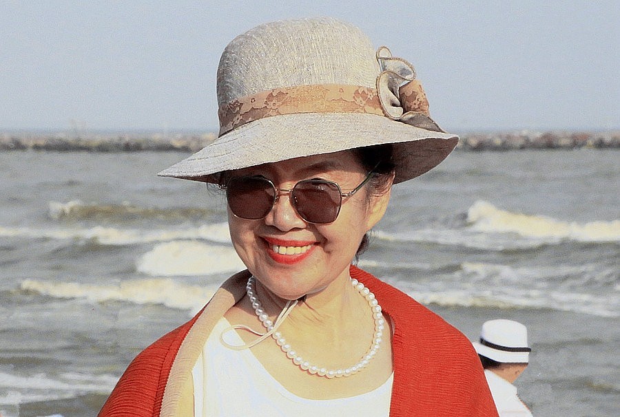 《不老松：纪实摄影》【大美河山系列报導】三游东戴河！ (82)杨家浴场丽人海滨留影！