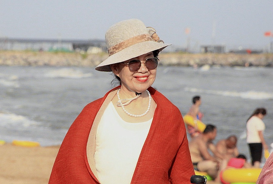 《不老松：纪实摄影》【大美河山系列报導】三游东戴河！ (82)杨家浴场丽人海滨留影！