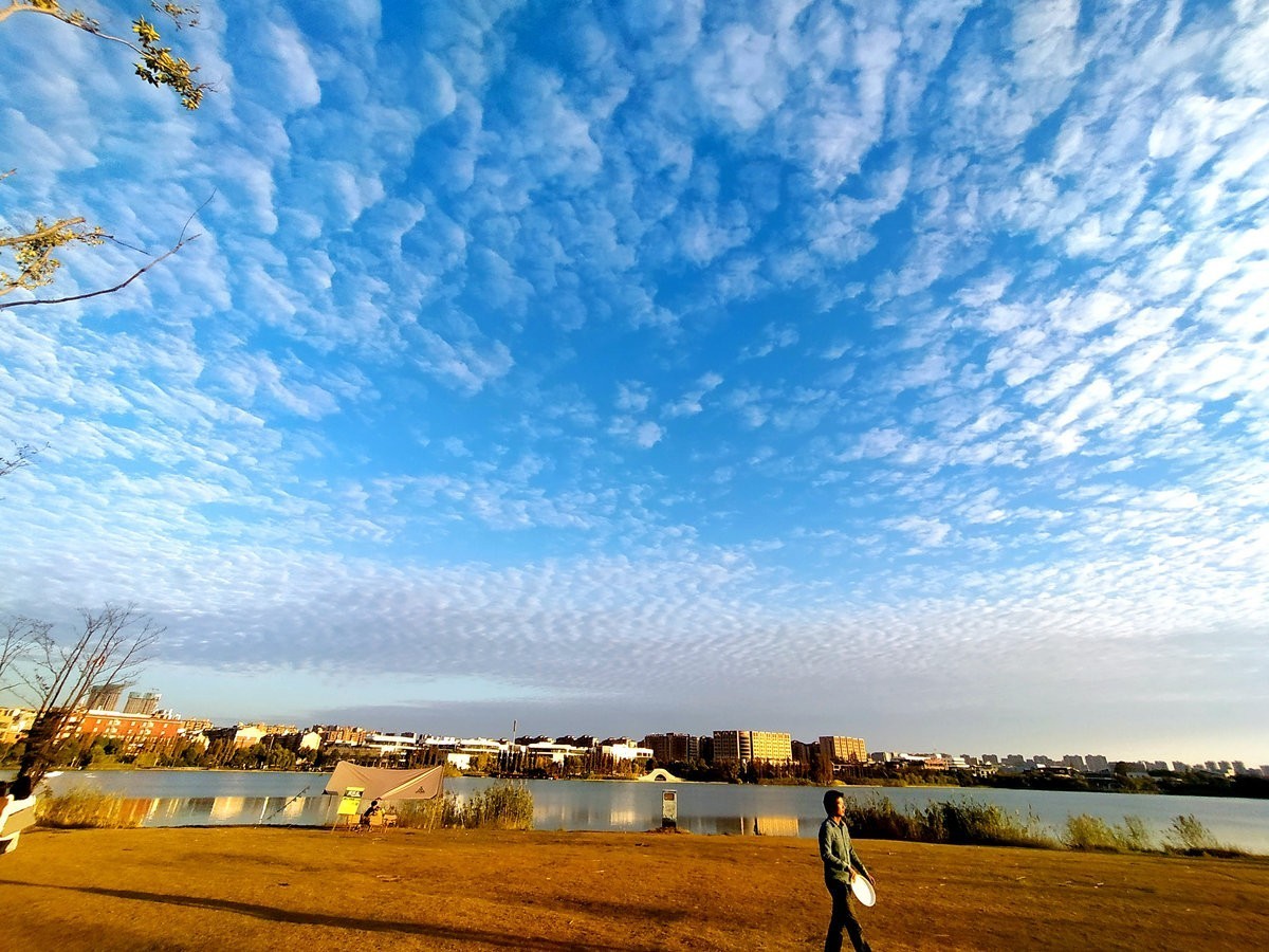 漫步星城 走街串巷（306）水光潋滟晴方好  湖边饮茶赏晚霞