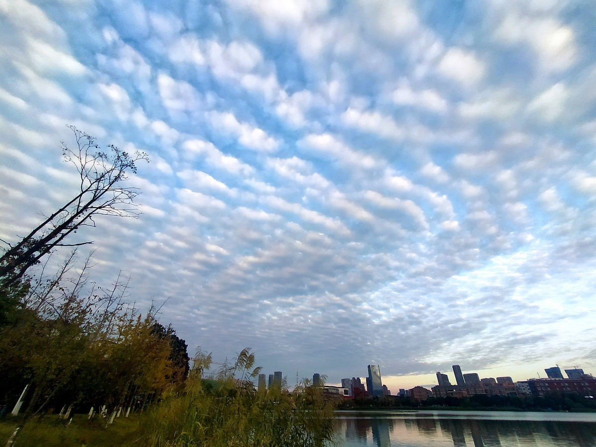 漫步星城 走街串巷（306）水光潋滟晴方好  湖边饮茶赏晚霞