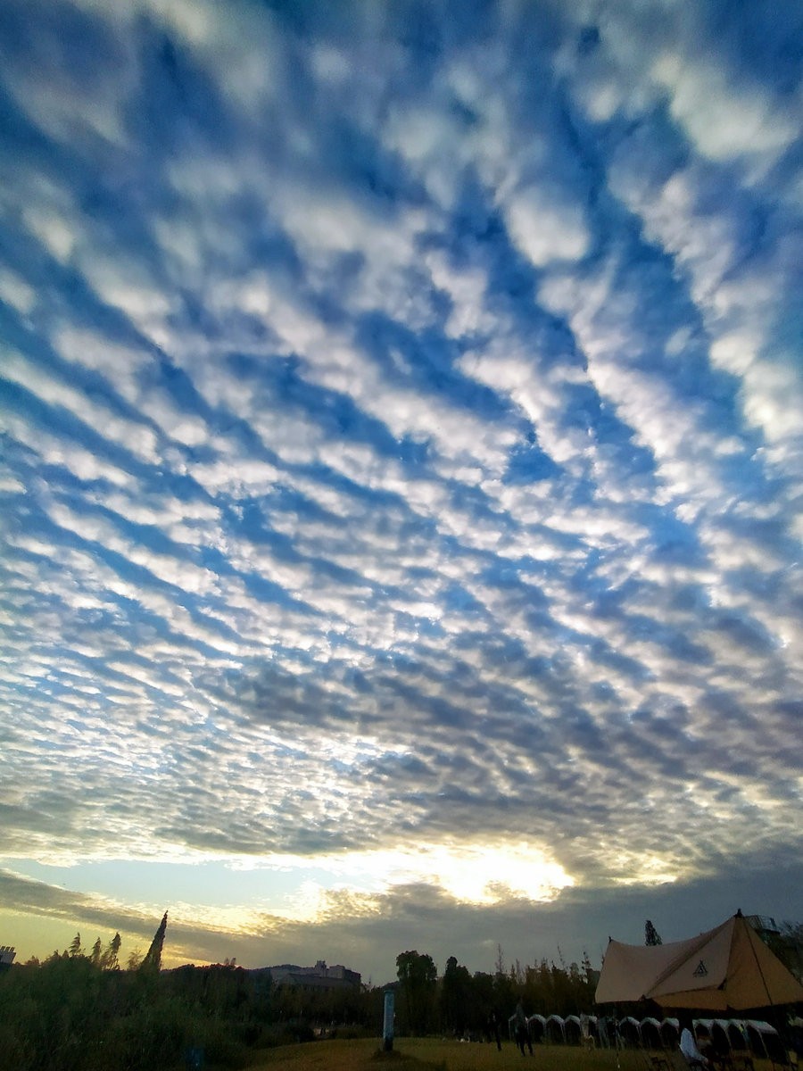 漫步星城 走街串巷（306）水光潋滟晴方好  湖边饮茶赏晚霞