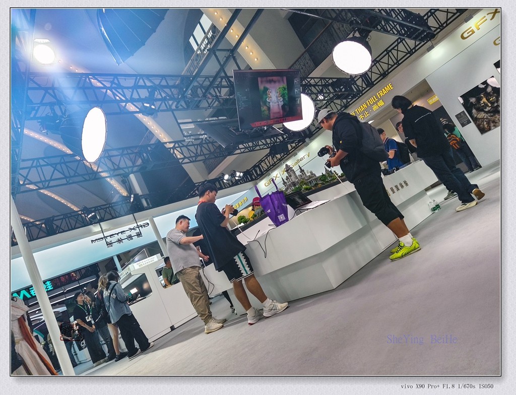 观看第25届照相机械器材技术展