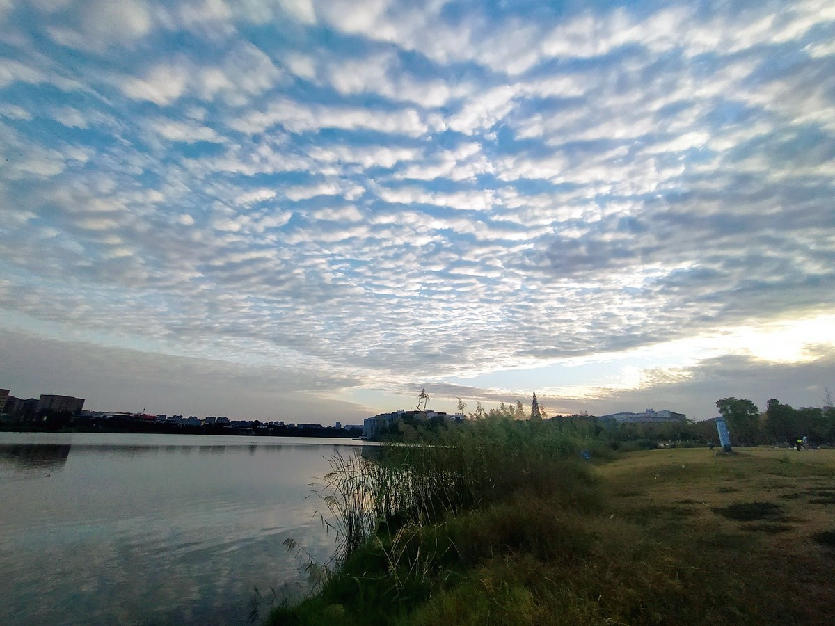 漫步星城 走街串巷（306）水光潋滟晴方好  湖边饮茶赏晚霞