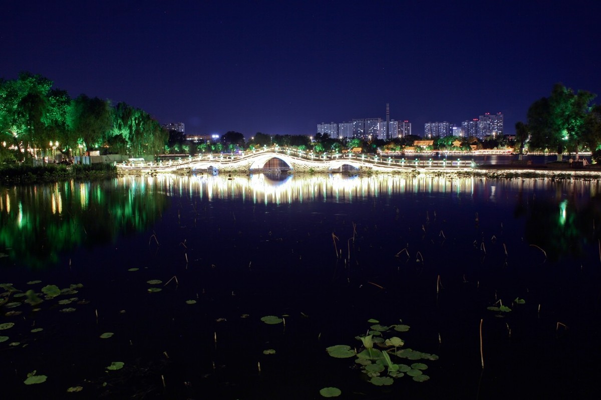 明湖夏夜