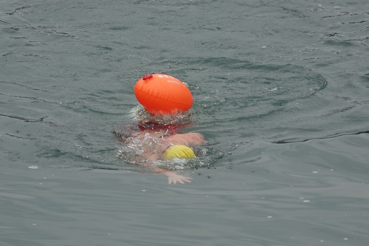 这里的人三月里就下水游泳了