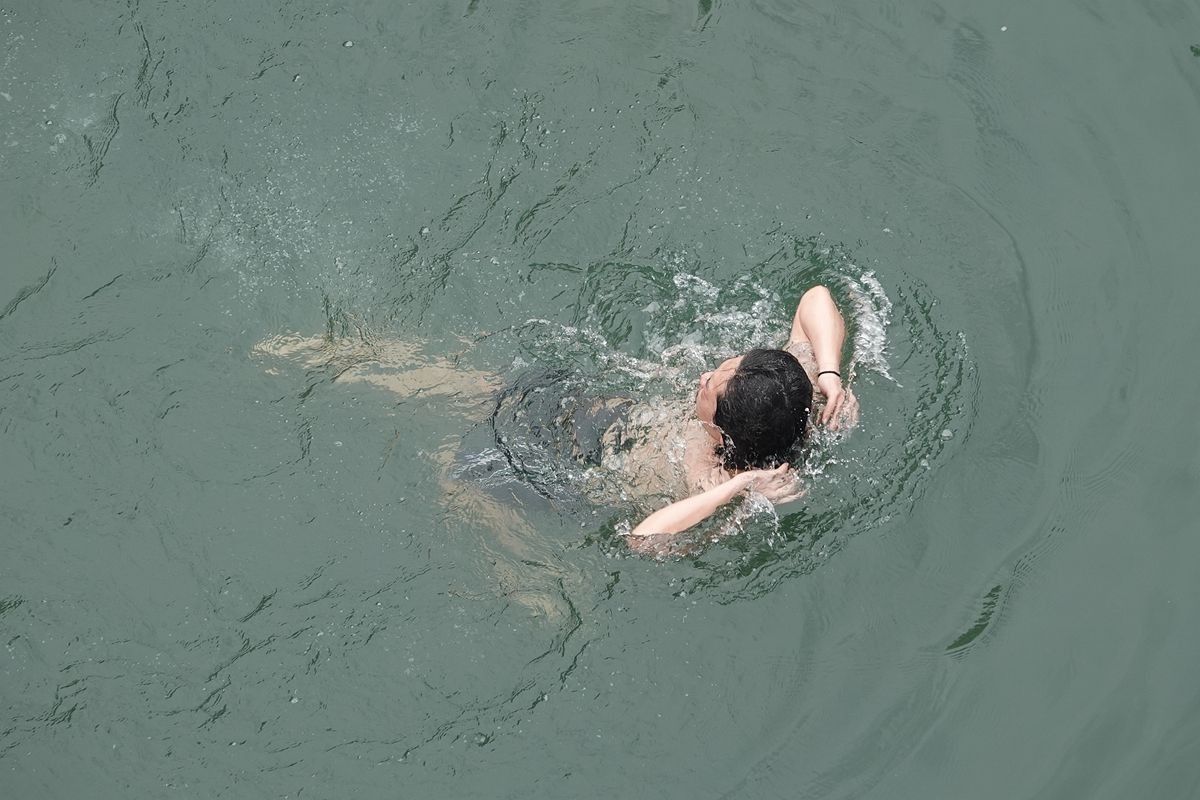 这里的人三月里就下水游泳了